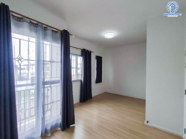 ทาวน์เฮ้าส์มือสอง โครงการ แกรนด์พลีโน่ รัตนาธิเบศร์ บนเนื้อที่ 18.6 ตร.ว. ฟังก์ชัน 3 ห้องนอน 2 ห้องน้ำ 1 ที่จอดรถ ทำเลดี เชื่อมต่อถนนติวานนท์ ถนนรัตนาธิเบศร์ ถนนนครอินทร์ ถนนราชพฤกษ์ ใกล้รถไฟฟ้าสายสีม่วง "สถานีบางพลู" และทางด่วน "ศรีรัช"